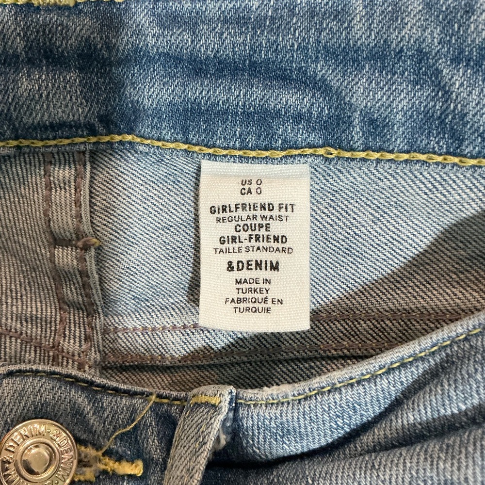 🤎 & Denim Girlfriend Fit Ankle Raw Hem Blue Distressed Denim Jeans - Size 0 / 25 - Picture 3 of 4